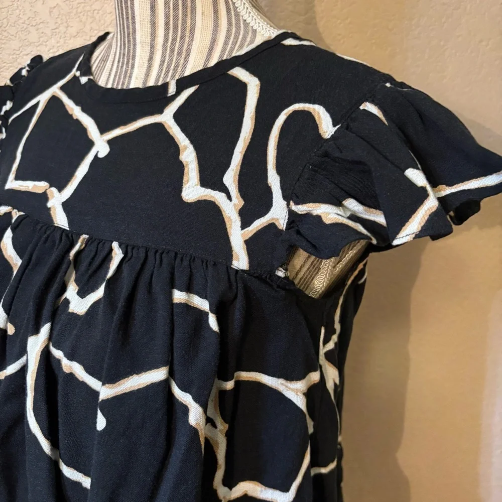 Who What Wear Top XS Black White Gold Abstract Short Sleeved Ruffle Blouse Rayon
